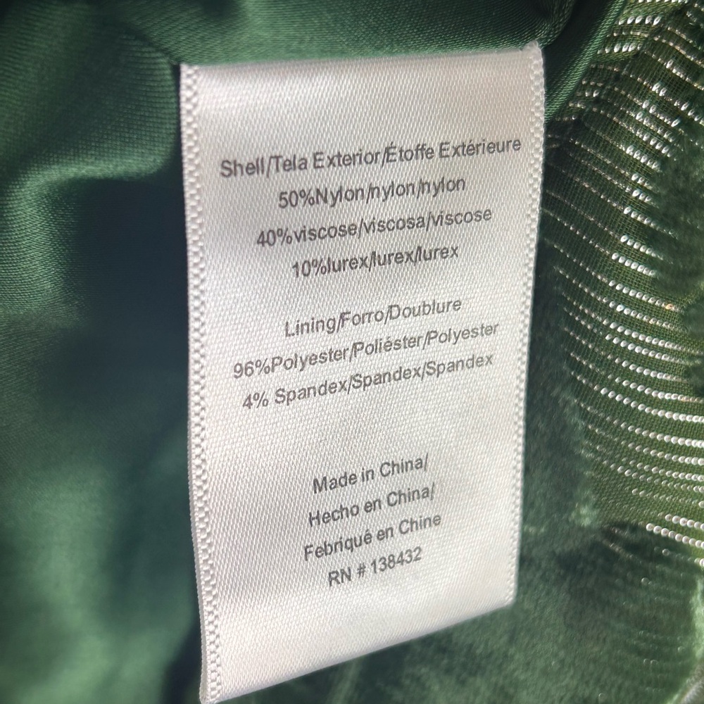 ModCloth "Just This Sway" A-line style.
Green Floral Velvet Skirt 🆕 - Picture 6 of 9